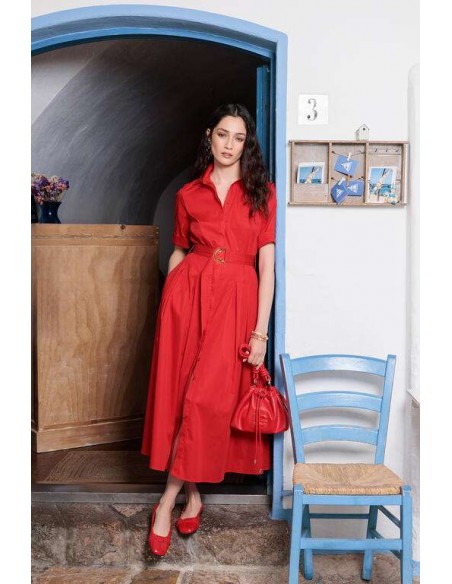 Vestido midi rojo con falda evasé y cinturón para mujer - Lola Casademunt - modelo con el vestido en un entorno ibizenco