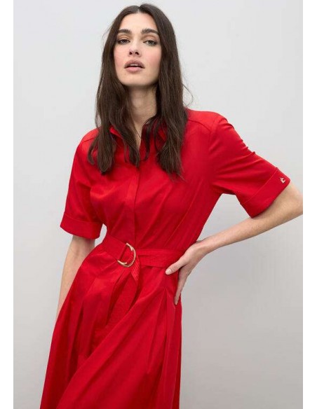 Vestido midi rojo con falda evasé y cinturón para mujer - Lola Casademunt - plano americano de modelo con el vestido