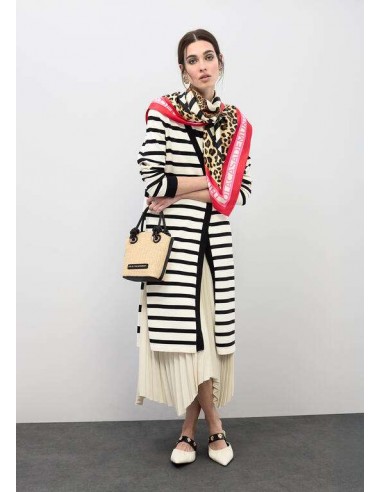 Bolsito efecto rafia con detalles efecto piel y asa bandolera - modelo viste el bolso para completar el look