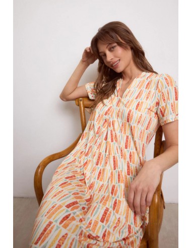 Vestido midi estampado Tropea Mandarina de Tinta y Bariloche - modelo sentada con el vestido Tropea