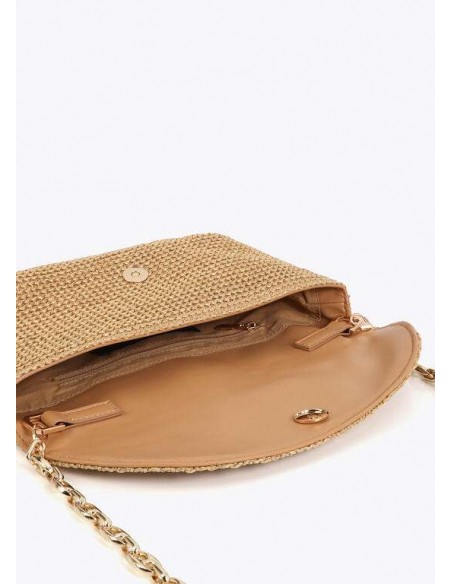 Bolso trenzado con solapa y cadena LC de LOLA CASADEMUNT - vista interior del bolso beige