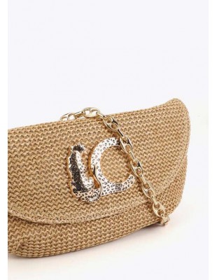 Bolso trenzado con solapa y cadena LC de LOLA CASADEMUNT - modelo sujeta el bolso negro colgado al hombro 2