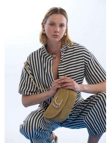 Bolso trenzado con solapa y cadena LC de LOLA CASADEMUNT - modelo sujeta el bolso beige