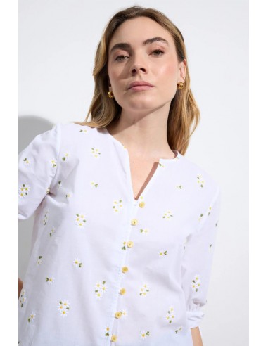 Camisa blanca bordada con flores de Tinta y Bariloche