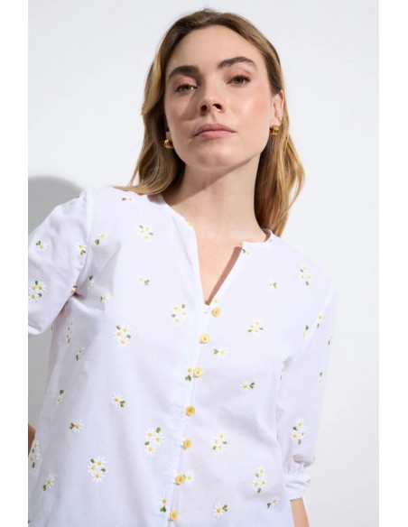 Camisa blanca bordada con flores de Tinta y Bariloche