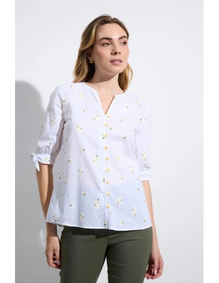 Camisa blanca bordada con flores de Tinta y Bariloche