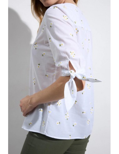 Camisa blanca bordada con flores de Tinta y Bariloche - detalle de la manga corta con cierre anudado