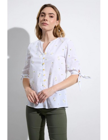 Camisa blanca bordada con flores de Tinta y Bariloche