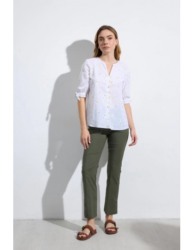 Camisa blanca bordada con flores de Tinta y Bariloche