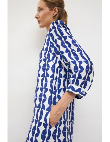 Vestido Menta estampado tinta de Tinta y Bariloche - plano medio en vista lateral de modelo vistiendo la prenda