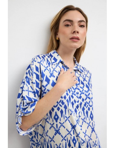 Vestido Mayo camisero estampado tinta de Tinta y Bariloche - plano medio de la modelo vistiendo la prenda