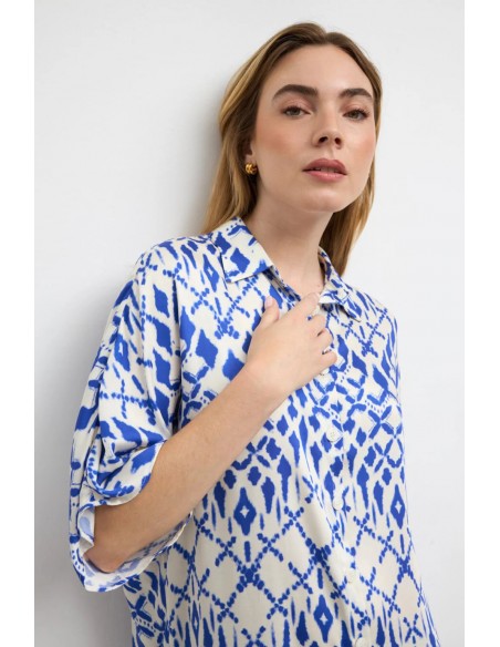 Vestido Mayo camisero estampado tinta de Tinta y Bariloche - plano medio de la modelo vistiendo la prenda