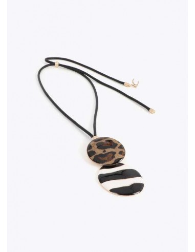 Collar largo con colgante animal print y rayas de LOLA CASADEMUNT