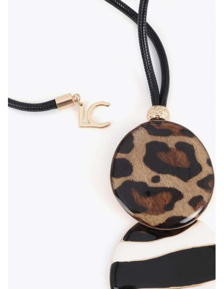 Collar largo con colgante animal print y rayas de LOLA CASADEMUNT