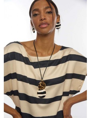 Collar largo con colgante animal print y rayas de LOLA CASADEMUNT