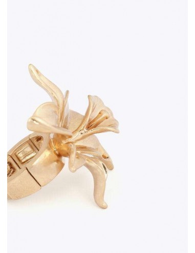 Anillo dorado de flor metálica de LOLA CASADEMUNT