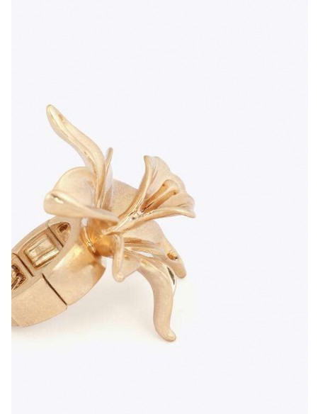 Anillo dorado de flor metálica de LOLA CASADEMUNT
