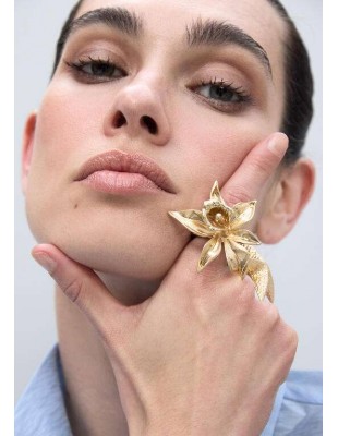Anillo dorado de flor metálica de LOLA CASADEMUNT