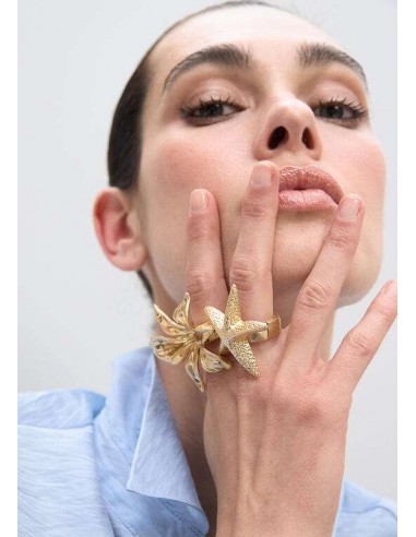 Anillo dorado de flor metálica de LOLA CASADEMUNT