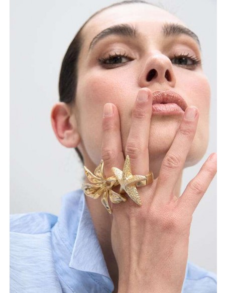 Anillo dorado de flor metálica de LOLA CASADEMUNT