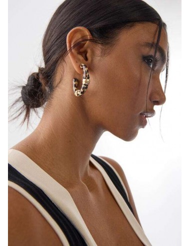 Pendientes de aro efecto bambú animal print de LOLA CASADEMUNT