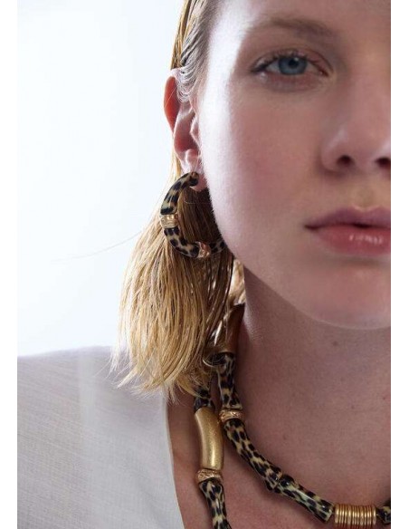 Pendientes de aro efecto bambú animal print de LOLA CASADEMUNT