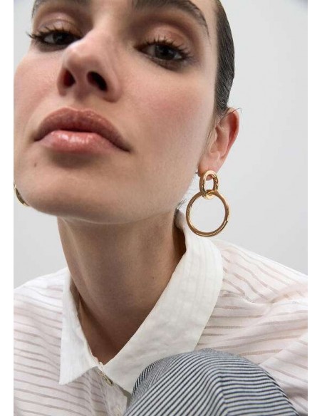 Pendientes dorados de doble aro de LOLA CASADEMUNT