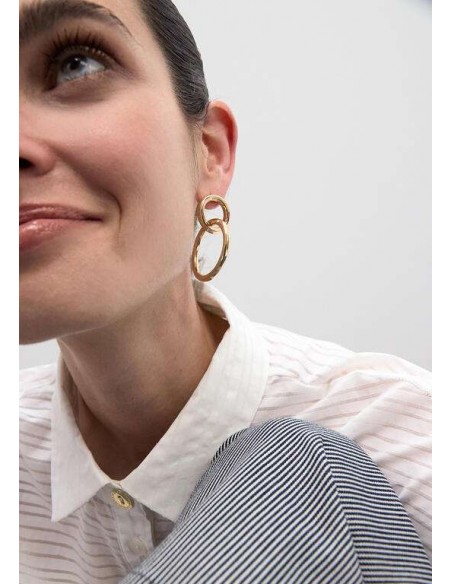 Pendientes dorados de doble aro de LOLA CASADEMUNT