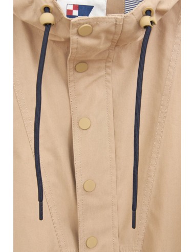 Chaqueta larga impermeable de algodón 100% · Batela - detalle de los botones y el cordoncillo del cuello