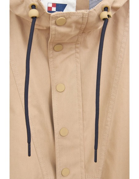 Chaqueta larga impermeable de algodón 100% · Batela - detalle de los botones y el cordoncillo del cuello