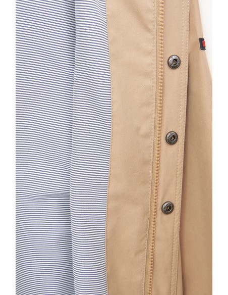 Chaqueta larga impermeable de algodón 100% · Batela - detalle de los botones y el forro