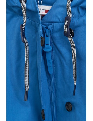 Chubasquero algodón costuras selladas corto · Batela - azul detalle de cierre del cuello y cordoncillos.