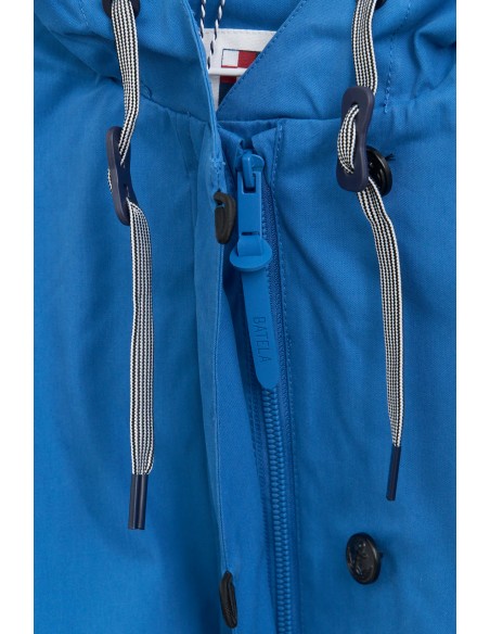 Chubasquero algodón costuras selladas corto · Batela - azul detalle de cierre del cuello y cordoncillos.