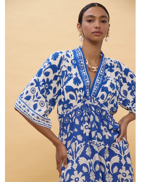 Vestido manga larga escote V estampado geométrico · Lola Casademunt - plano americano, vista en detalle