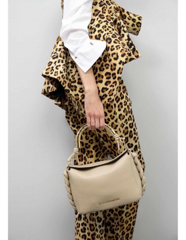 Bolso bandolera asa metálica troquelada · Lola Casademunt - modelo lleva el bolso sujeto por el asa corta