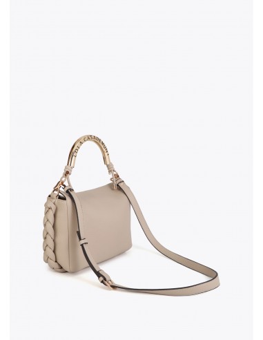 Bolso bandolera asa metálica troquelada · Lola Casademunt - vista posterior con el asa larga extensible