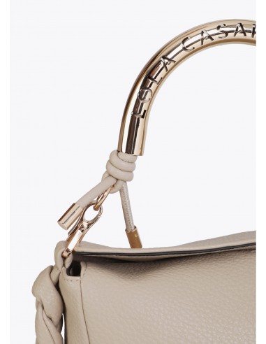 Bolso bandolera asa metálica troquelada · Lola Casademunt - vista en detalle del asa