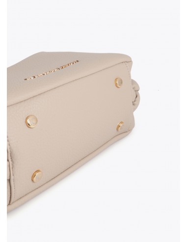 Bolso bandolera asa metálica troquelada · Lola Casademunt - vista inferior con detalle de los topes con el logotipo de la marca