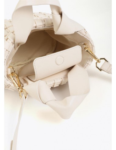 Bolso pequeño trenzado con detalle de lazo · Lola Casademunt - vista en detalle del interior y el cierre.