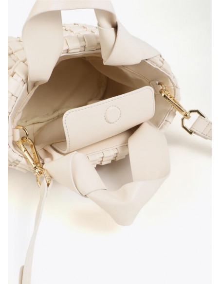 Bolso pequeño trenzado con detalle de lazo · Lola Casademunt - vista en detalle del interior y el cierre.