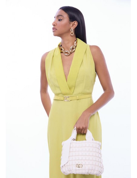 Bolso pequeño trenzado con detalle de lazo · Lola Casademunt - modelo lleva el bolso en la mano