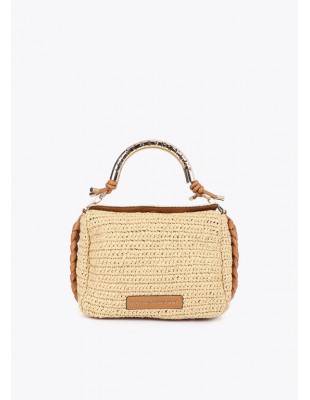 Bolso bandolera efecto rafia asa troquelada con logo · Lola Casademunt - bolso en el exterior colgado. 2