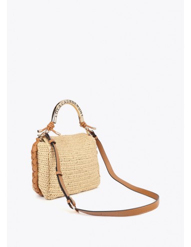 Bolso bandolera efecto rafia asa troquelada con logo · Lola Casademunt - vista posterior con el asa larga extensible