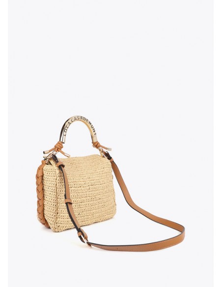 Bolso bandolera efecto rafia asa troquelada con logo · Lola Casademunt - vista posterior con el asa larga extensible