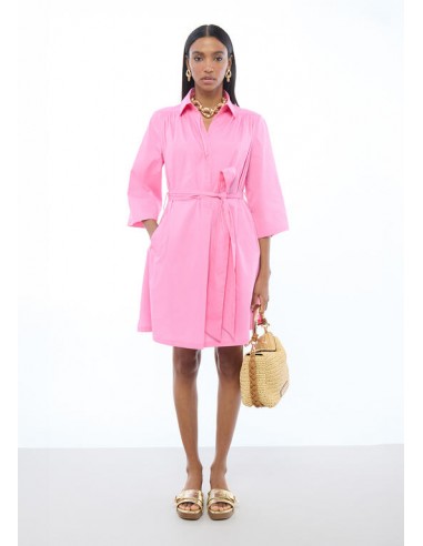 Bolso bandolera efecto rafia asa troquelada con logo · Lola Casademunt modelo lleva el bolso con un vestido rosa