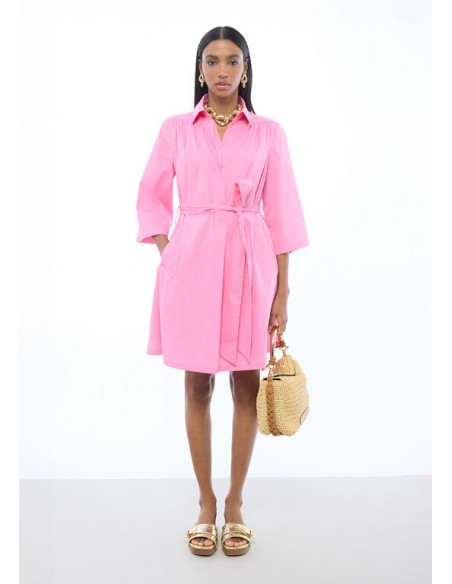 Bolso bandolera efecto rafia asa troquelada con logo · Lola Casademunt modelo lleva el bolso con un vestido rosa