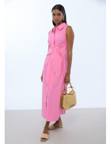 Bolso bandolera efecto rafia asa troquelada con logo · Lola Casademunt - modelo lleva el bolso con un vestido largo rosa