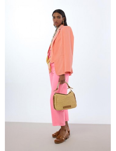 Bolso bandolera efecto rafia asa troquelada con logo · Lola Casademunt modelo lleva el bolso