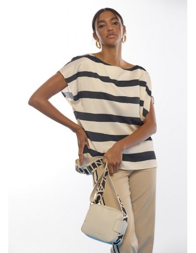 Bolso bandolera asa a contraste con logo · Lola Casademunt - modelo viste el bolso