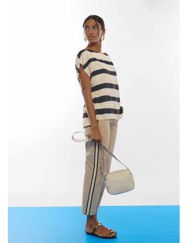 Bolso bandolera asa a contraste con logo · Lola Casademunt - modelo viste el bolso